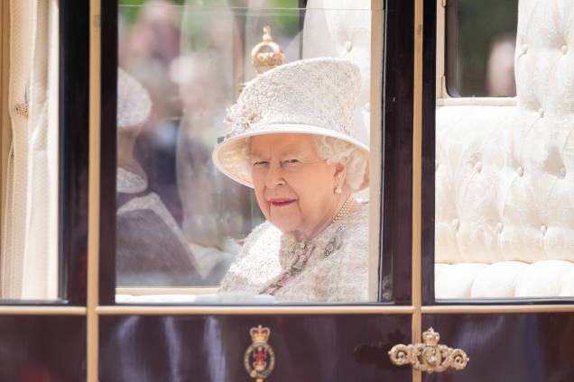 A rainha Elizabeth II chega de carruagem para os desfiles em homenagem ao seu aniversário no Palácio de Buckingham, em Londres - 08/06/2019 A rainha Elizabeth II chega de carruagem para os desfiles em homenagem ao seu aniversário no Palácio de Buckingham, em Londres - 08/06/2019