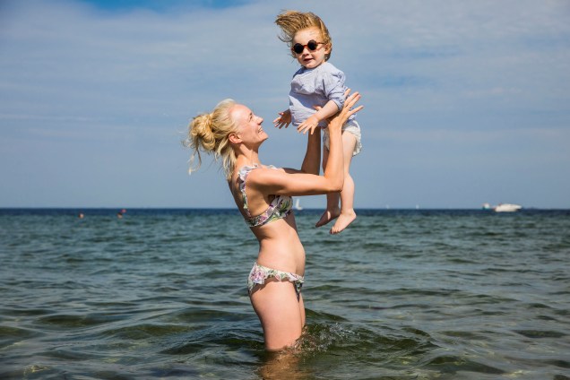 Mulher e criança se banham no  Amager Strandpark - parque público à beira-mar localizado em Copenhague, capital da Dinamarca - 25/06/2019