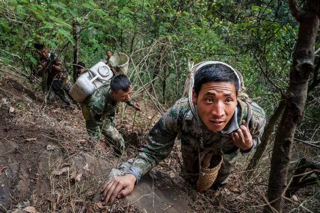 Os caçadores de mel utilizam equipamentos de proteção e fumegadores para espalhar as gigantescas abelhas do Himalaia de suas colmeias e reduzir o risco de serem picados. Ainda assim, eles sofrem diversas picadas durante as escaladas nos penhascos chineses - 10/05/2019 Os caçadores de mel utilizam equipamentos de proteção e fumegadores para espalhar as gigantescas abelhas do Himalaia de suas colmeias e reduzir o risco de serem picados. Ainda assim, eles sofrem diversas picadas durante as escaladas nos penhascos chineses - 10/05/2019