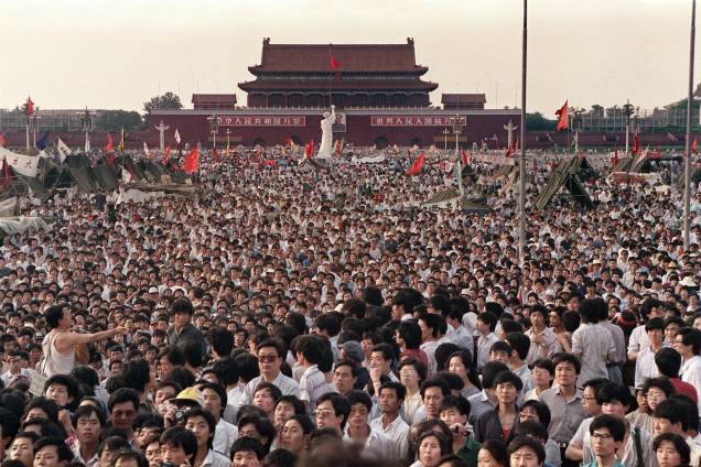 Pessoas reunidas na Praça Tiananmen durante um protesto pró-democracia em Pequim- 02/06/1989