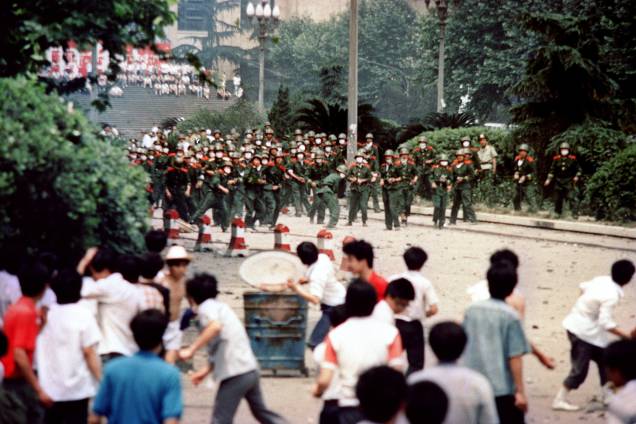 Estudantes chineses atirando pedras em tropas durante tumultos após a proclamação da lei marcial na cidade de Chengdu, capital da província de Sichuan, na China - 04/06/1989