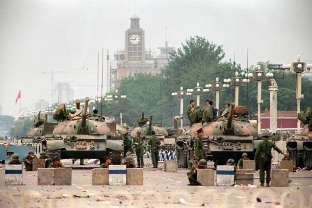Tanques do Exército de Libertação do Povo (PLA) e soldados guardando a Avenida Chang'an, na Praça da Paz Celestial em Pequim - 06/06/1989