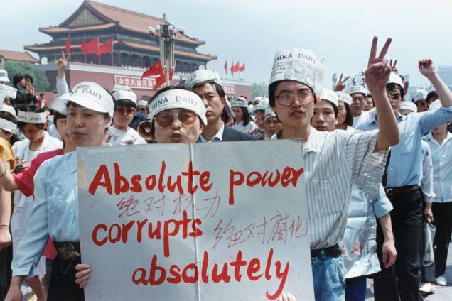 Grupo de jornalistas apoia o protesto pró-democracia na Praça da Paz Celestial, Pequim, China - 17/05/1989
