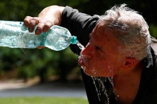 Homem se refresca com garrafa d'água em parque de Bruxelas, capital da Bélgica, durante forte onde de calor - 24/06/2019 Homem se refresca com garrafa d'água em parque de Bruxelas, capital da Bélgica, durante forte onde de calor - 24/06/2019