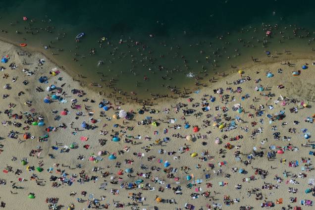 Centenas de pessoas se refrescam em um lago em Haltern am See, no oeste da Alemanha, durante forte onde de calor que atinge a Europa - 26/06/2019 Centenas de pessoas se refrescam em um lago em Haltern am See, no oeste da Alemanha, durante forte onde de calor que atinge a Europa - 26/06/2019