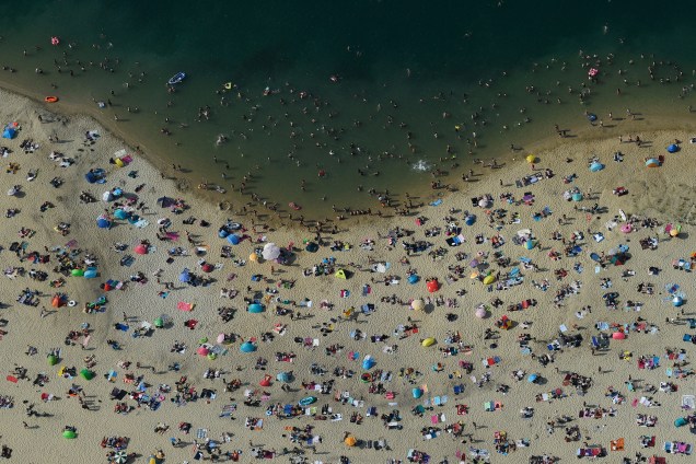 Centenas de pessoas se refrescam em um lago em Haltern am See, no oeste da Alemanha, durante forte onde de calor que atinge a Europa -  26/06/2019