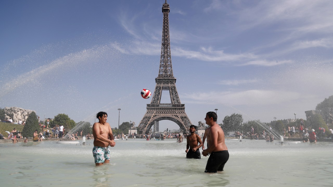 Grupo de pessoas são vistas na fonte de Esplanada de Trocadero em frente à Torre Eiffel, em Paris, capital da França - 28/06/2019