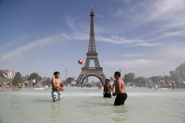 Grupo de pessoas são vistas na fonte de Esplanada de Trocadero em frente à Torre Eiffel, em Paris, capital da França - 28/06/2019