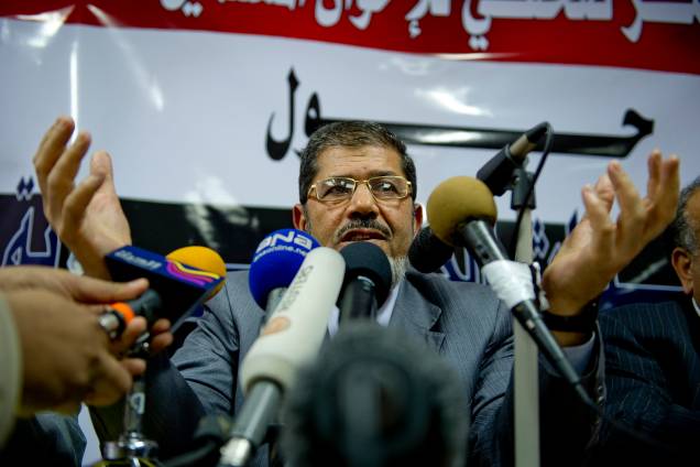 O ex-presidente Mohamed Morsi, então membro superior da Irmandade Muçulmana, durante uma coletiva de imprensa no Cairo em 2011