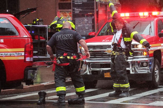 Bombeiros de Nova York isolam área onde helicóptero bateu em prédio, na região de Manhattan - 10/06/2019