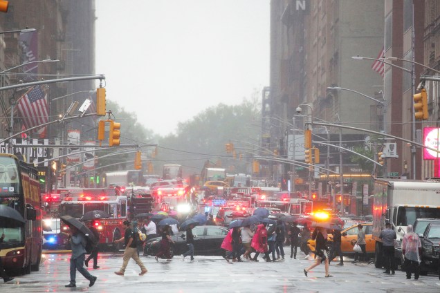 Equipes de resgate são vistas na região de Manhattan, após helicóptero colidir com prédio - 10/06/2019