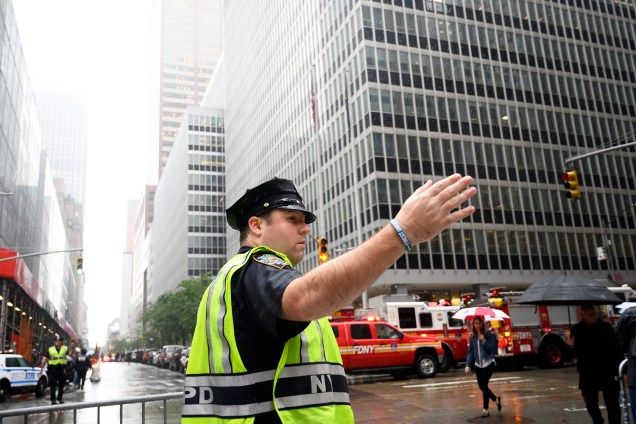Policial orienta pedestres em área próxima da colisão de helicóptero com prédio na região de Manhattan, em Nova York - 10/06/2019
