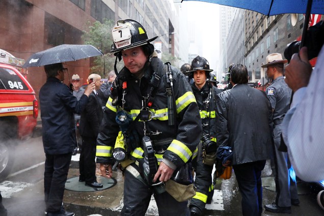 Bombeiros são vistos na Sétima Avenida, na região de Manhattan, em Nova York, após helicóptero colidir com prédio - 10/06/2019