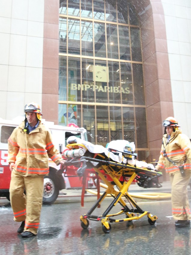 Bombeiros são vistos com maca na região onde helicóptero colidiu com prédio na Sétima Avenida, em Nova York - 10/06/2019