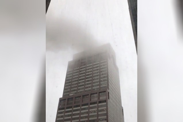 Fumaça é vista no alto de prédio após colisão de helicóptero na 7.ª Avenida, em Nova York - 10/06/2019