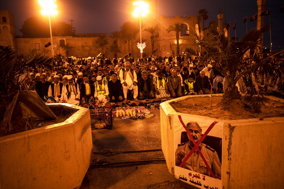 Manifestantes protestam contra a ofensiva militar ordenada por Khalifa Haftar,  na Praça dos Mártires, em Trípoli, na Líbia -  26/04/2019