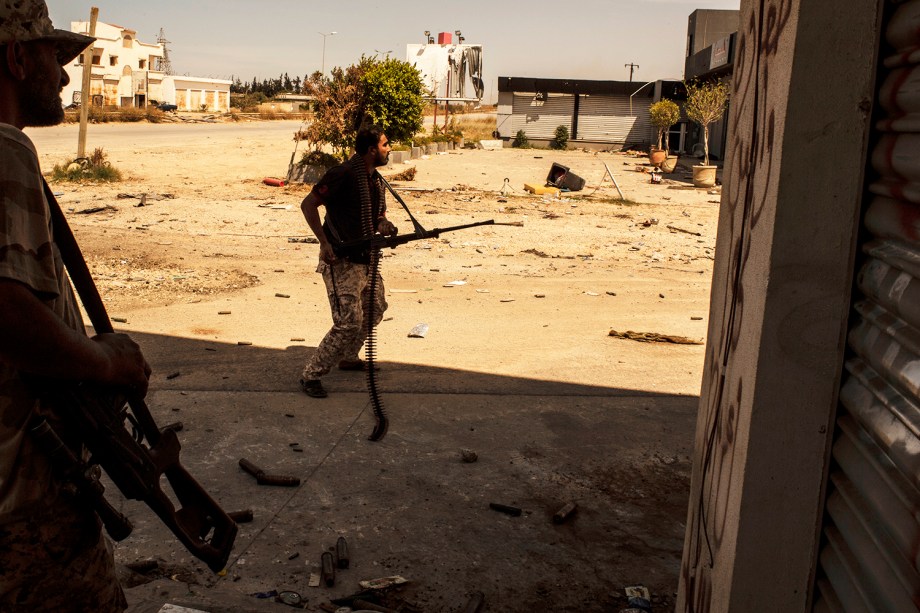 Combatente do grupo Katiba é visto na cidade de Misurata, na Líbia, durante confronto para retomar o antigo aeroporto internacional da cidade  ocupado pelas forças militares de Khalifa Haftar - 02/05/2019