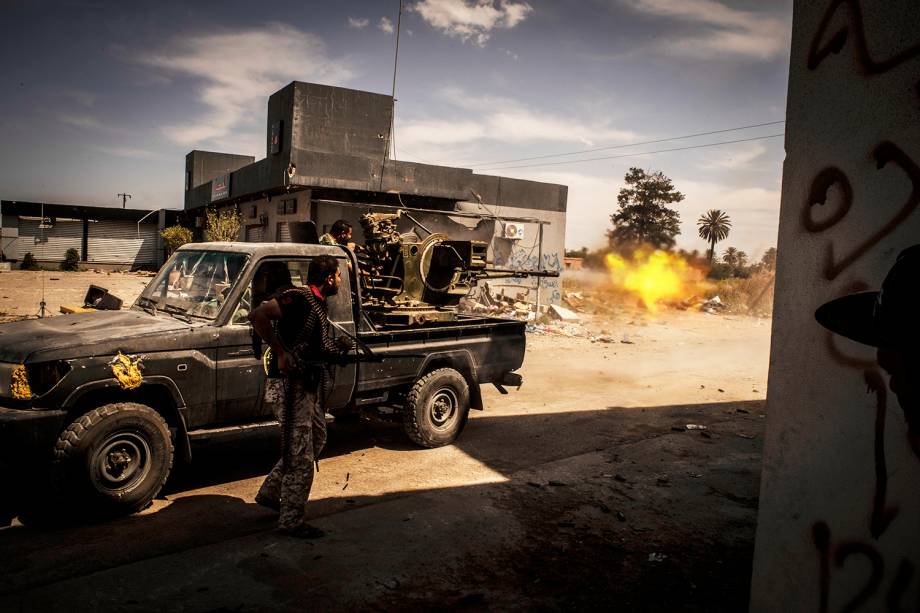 Combatentes do grupo Katiba é visto na cidade de Misurata, na Líbia, durante confronto para retomar o antigo aeroporto internacional da cidade  ocupado pelas forças militares de Khalifa Haftar - 02/05/2019