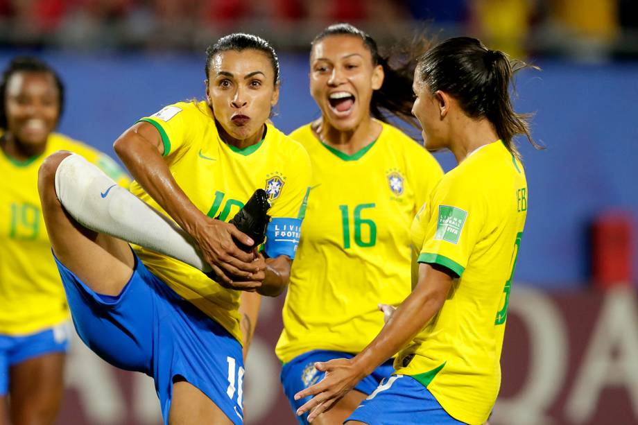 Marta comemora ao marcar gol de pênalti durante partida entre Brasil e Itália, válida pela fase de grupos da Copa do Mundo Feminina - 18/06/2019