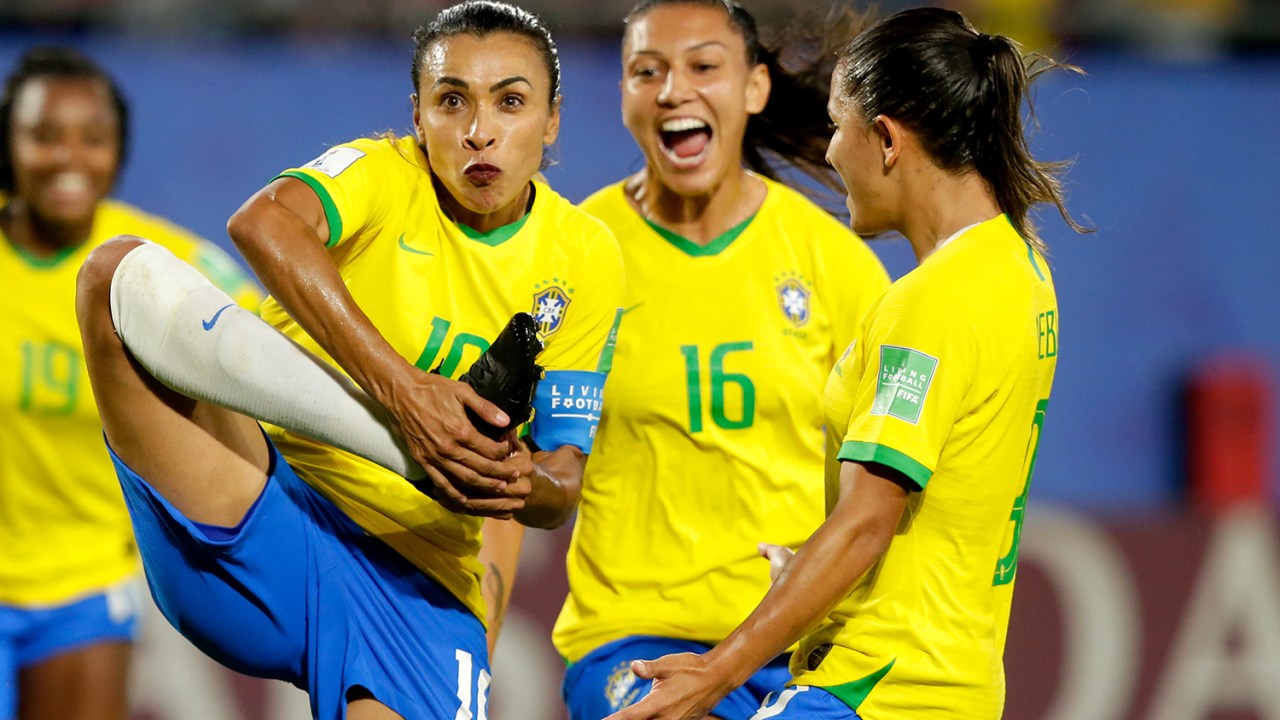 Marta comemora ao marcar gol de pênalti durante partida entre Brasil e Itália, válida pela fase de grupos da Copa do Mundo Feminina - 18/06/2019
