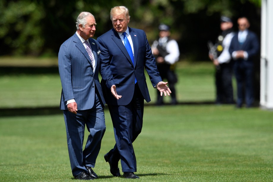 Donald Trump caminha com o príncipe Charles, nos jardins do palácio de Buckingham, em Londres durante visita de três dias do presidente dos Estados Unidos ao Reino Unido - 03/06/2019