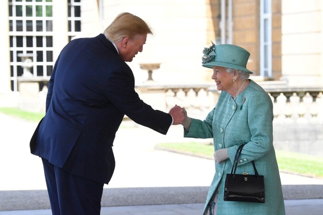 A rainha Elizabeth II da Grã-Bretanha cumprimenta o presidente dos Estados Unidos, Donald Trump, durante cerimônia de boas-vindas no palácio de Buckingham, em Londres - 03/06/2019