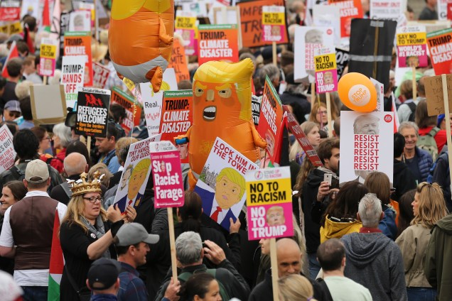Manifestantes anti-Trump seguram cartazes e balões representando o presidente dos Estados Unidos  enquanto se reúnem na Trafalgar Square durante protesto - 04/06/2019