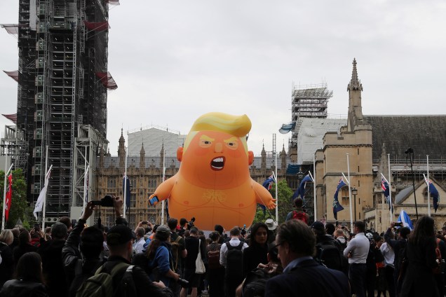 O balão 'Baby Trump' é visto sobre os manifestantes durante um protesto contrário à visita do presidente dos Estados Unidos em Londres - 04/06/2019