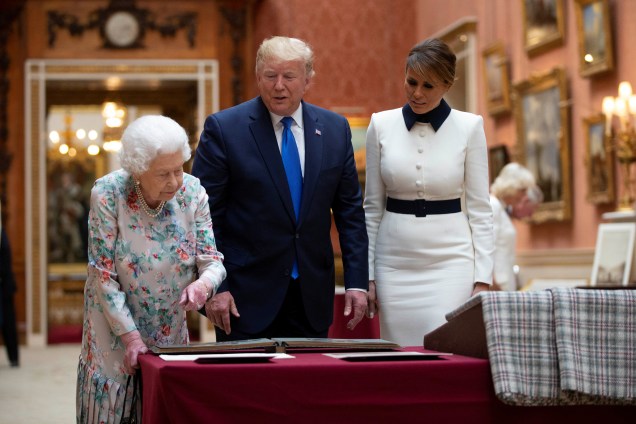 Rainha Elizabeth II mostra itens da coleção real a Donald Trump e a primeira-dama Melania Trump durante visita do presidente dos Estados Unidosao palácio de Buckingham em Londres - 03/06/2019