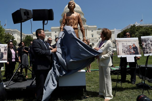 A deputada democrata Nancy Pelosi participa da inauguração de uma estátua acompanhada de Yang Jianli, um sobrevivente da Praça Tiananmen e ativista de direitos humanos, durante uma manifestação do Fundo Vítimas do Comunismo no 30º aniversário do massacre da Praça da Paz Celestial nos arredores do Capitólio, em Washington - 04/06/2019