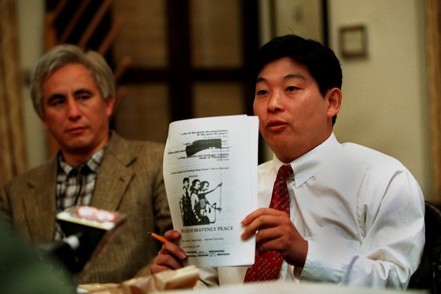 O dissidente chinês Yang Jianli durante uma coletiva de imprensa em Harvard em outubro de 1997