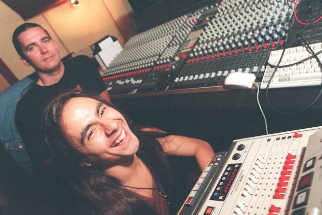 André Matos, vocalista do grupo Angra, e o produtor Charlie Bauerfeind [ao fundo], no estúdio Be-Bop em 1996