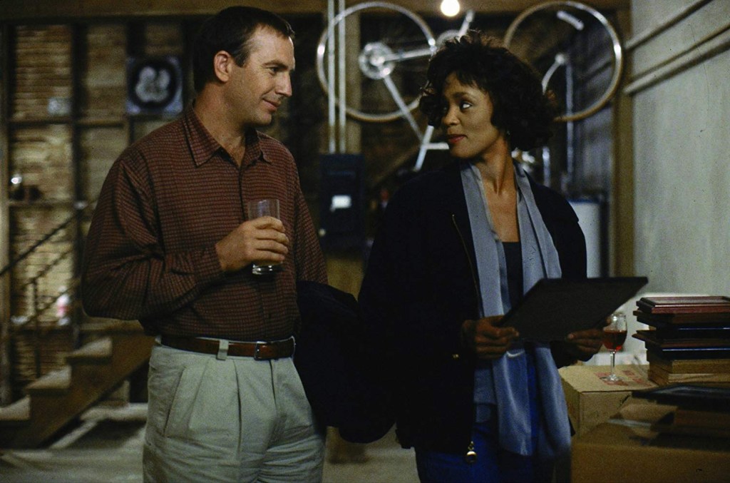 Kevin Costner e Whitney Houston em cena do filme 'O Guarda-Costas', de 1992