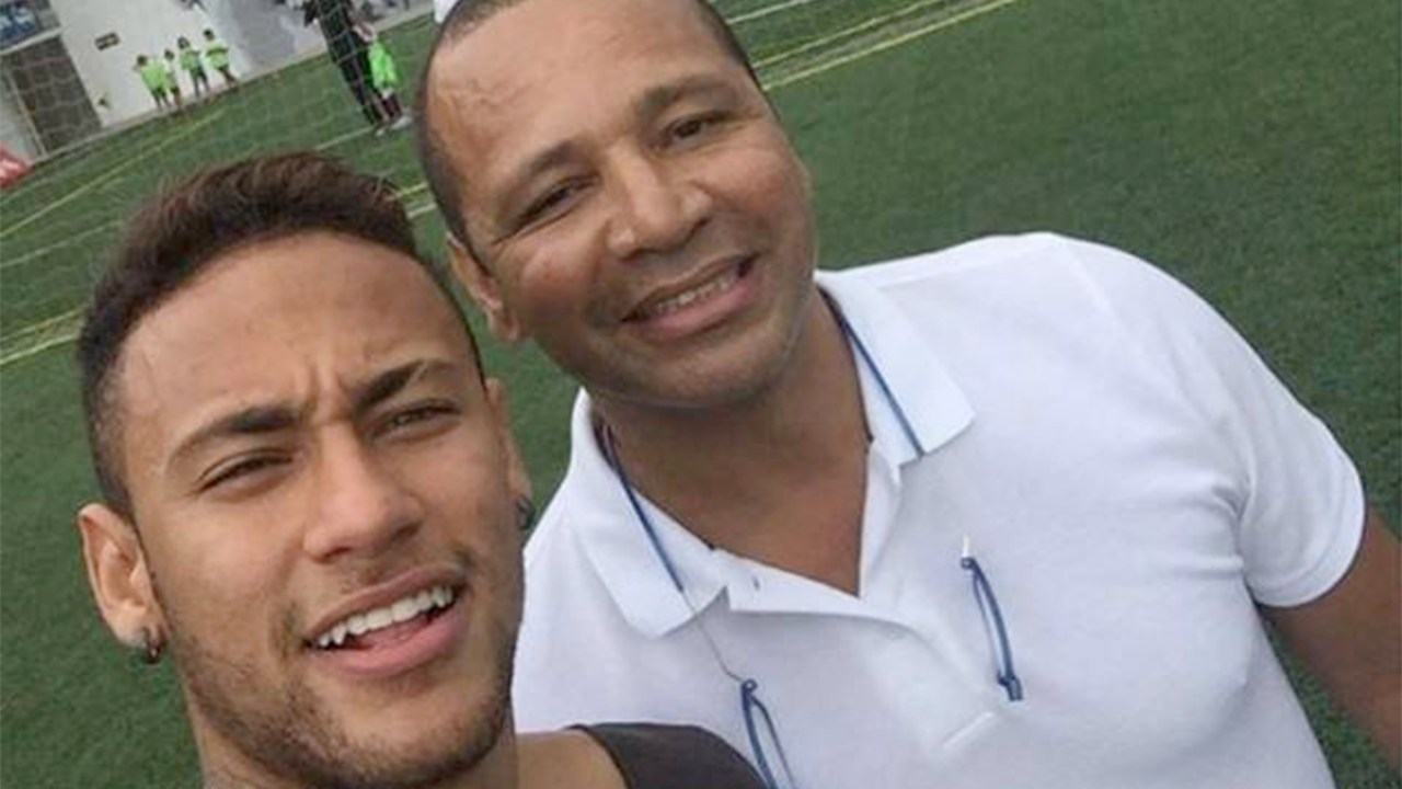A imagem mostra neymar e seu pai