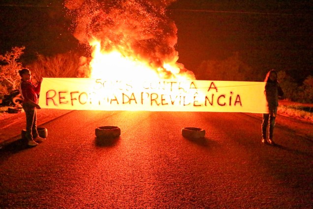Manifestantes bloqueiam a pista da BR-290, na altura do quilometro 124, em   Porto Alegre (RS), na manhã desta sexta-feira, 14, como parte da greve geral convocada em todo o PaÌs contra a reforma da PrevidÍncia -   14/06/2019
