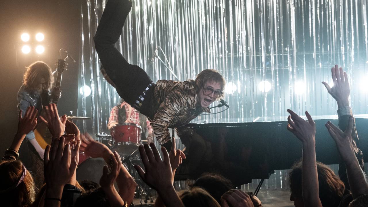 Cena do filme 'Rocketman', que aborda parte da trajetória artística e da vida pessoal de Elton John