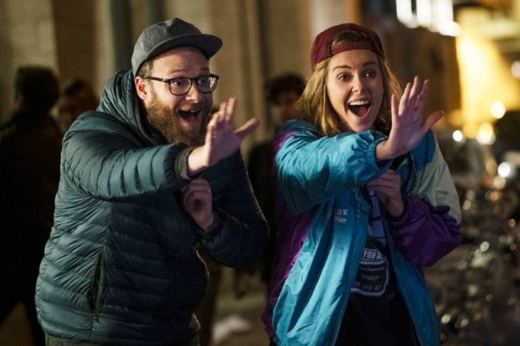 Charlize e Seth Rogen são mesmo um “Casal Improvável”, mas convencem 100%