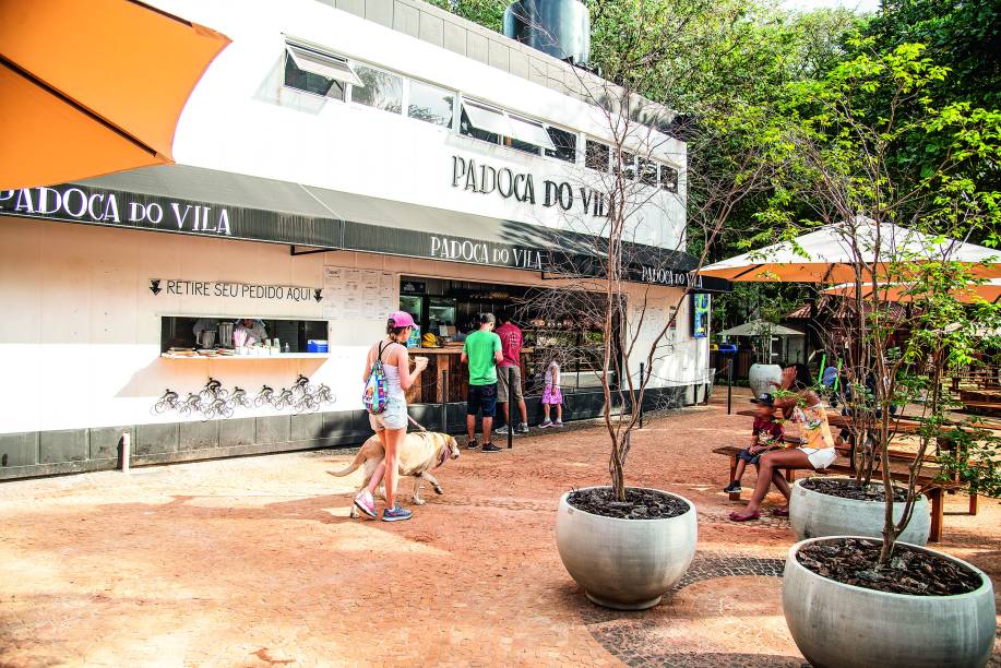 A fachada, com mesinhas ao ar livre: ambiente descontraído