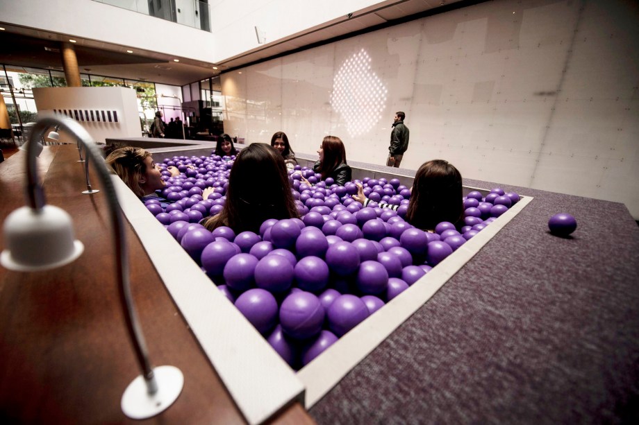 A famosa piscina de bolinhas no térreo do Nubank. Espaço é aberto ao público e pode ser usado tanto por funcionários quanto por clientes e visitantes