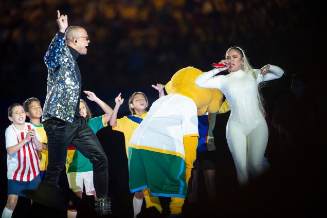O cantor Léo Santana e a cantora colombiana Karol G se apresentam durante a cerimônia de abertura da Copa América, antes de partida entre Brasil e Bolívia - 14/06/2019