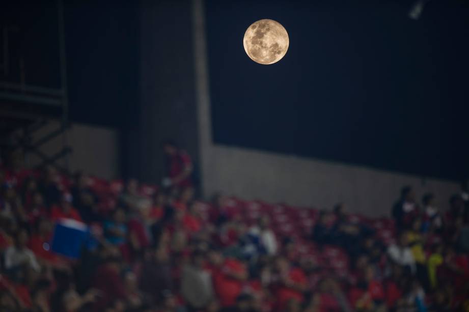 Lua brilha sobre o céu de São Paulo antes da partida entre Japão e Chile no estádio do Morumbi