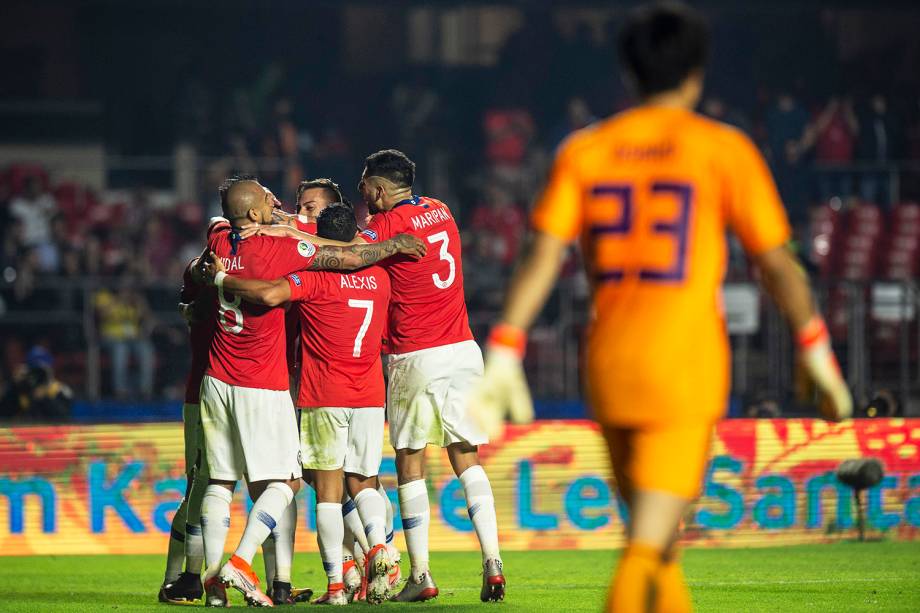 Jogadores do Chile comemoram gol de Erick Pulgar no Morumbi