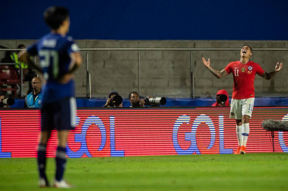 Eduardo Vargas comemora o gol do Chile na vitória sobre o Japão no estádio do Morumbi