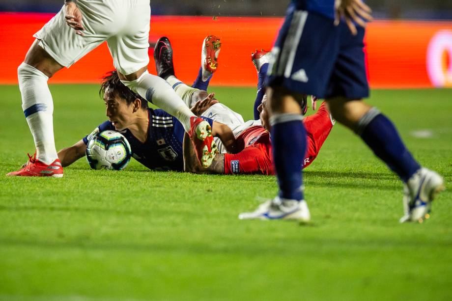 Disputa de bola na partida entre Japão e Chile no estádio do Morumbi