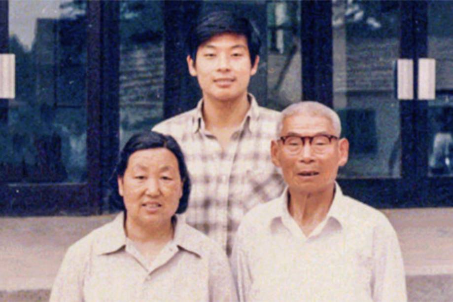 Yang Jianli com seus pais em Shandong, na China em 1983