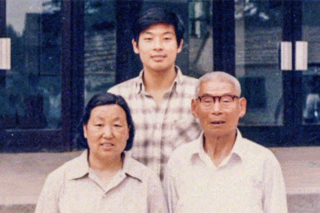 Yang Jianli com seus pais em Shandong, na China em 1983