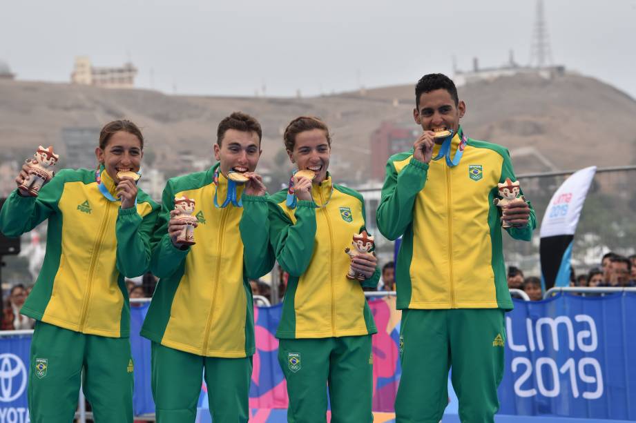 Equipe brasileira de Triathlon exibindo a conquista de ouro na prova de revezamento misto, em Lima, no Peru