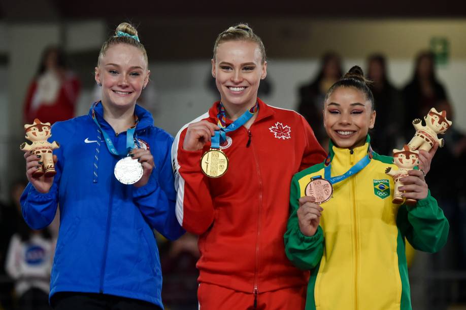 A americana Riley Mc Cusker, a canadense Elsabeth Black e a brasileira Flavia Saraiva posam no pódio com suas medalhas de prata, ouro e bronze, respectivamente, depois de competirem na final individual de Ginástica Artística