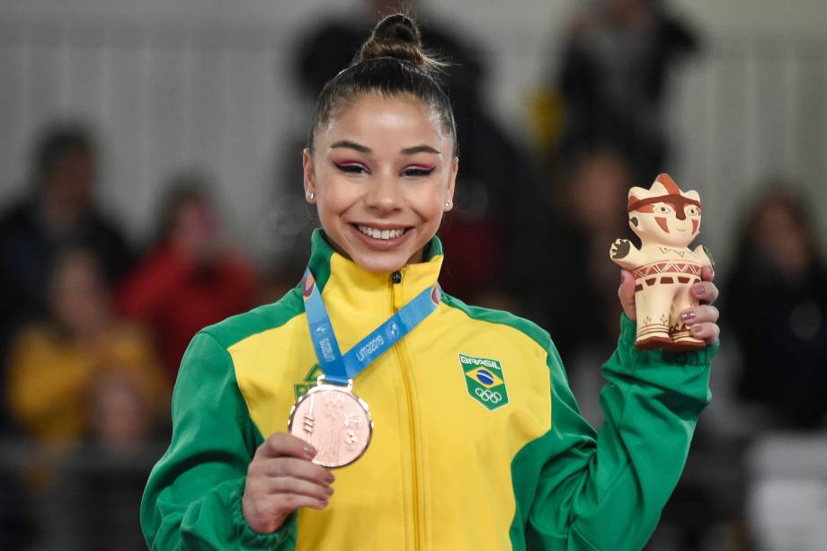 A brasileira Flavinha Saraiva exibe sua medalha de bronze após a final individual de ginástica artística feminina