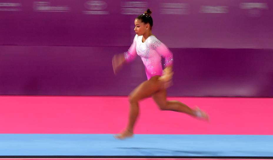 A brasileira Flavia Saraiva durante sua apresentação na categoria individual de ginástica artística feminina